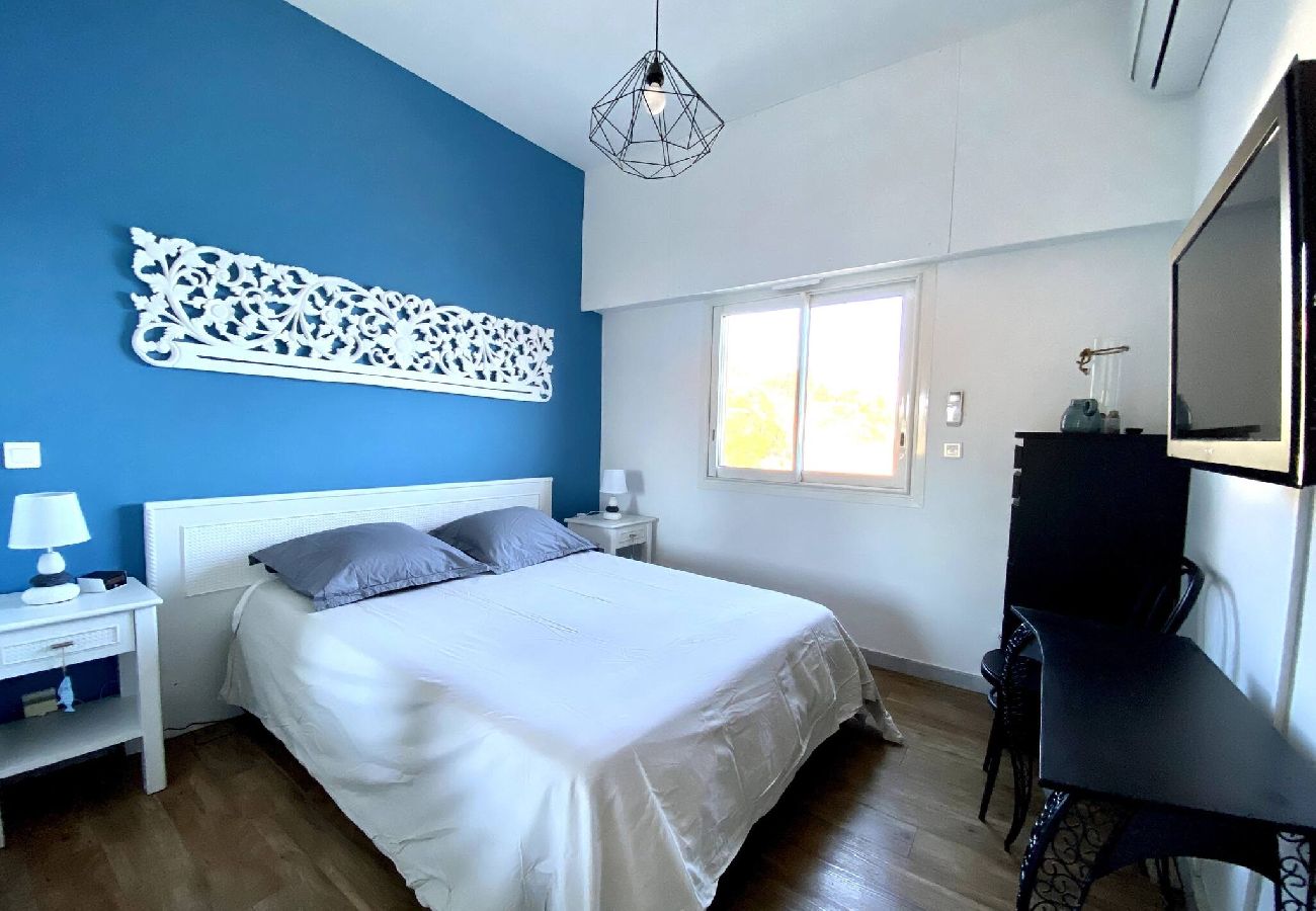 Appartement Cannes vue mer, pieds dans l'eau, piscine