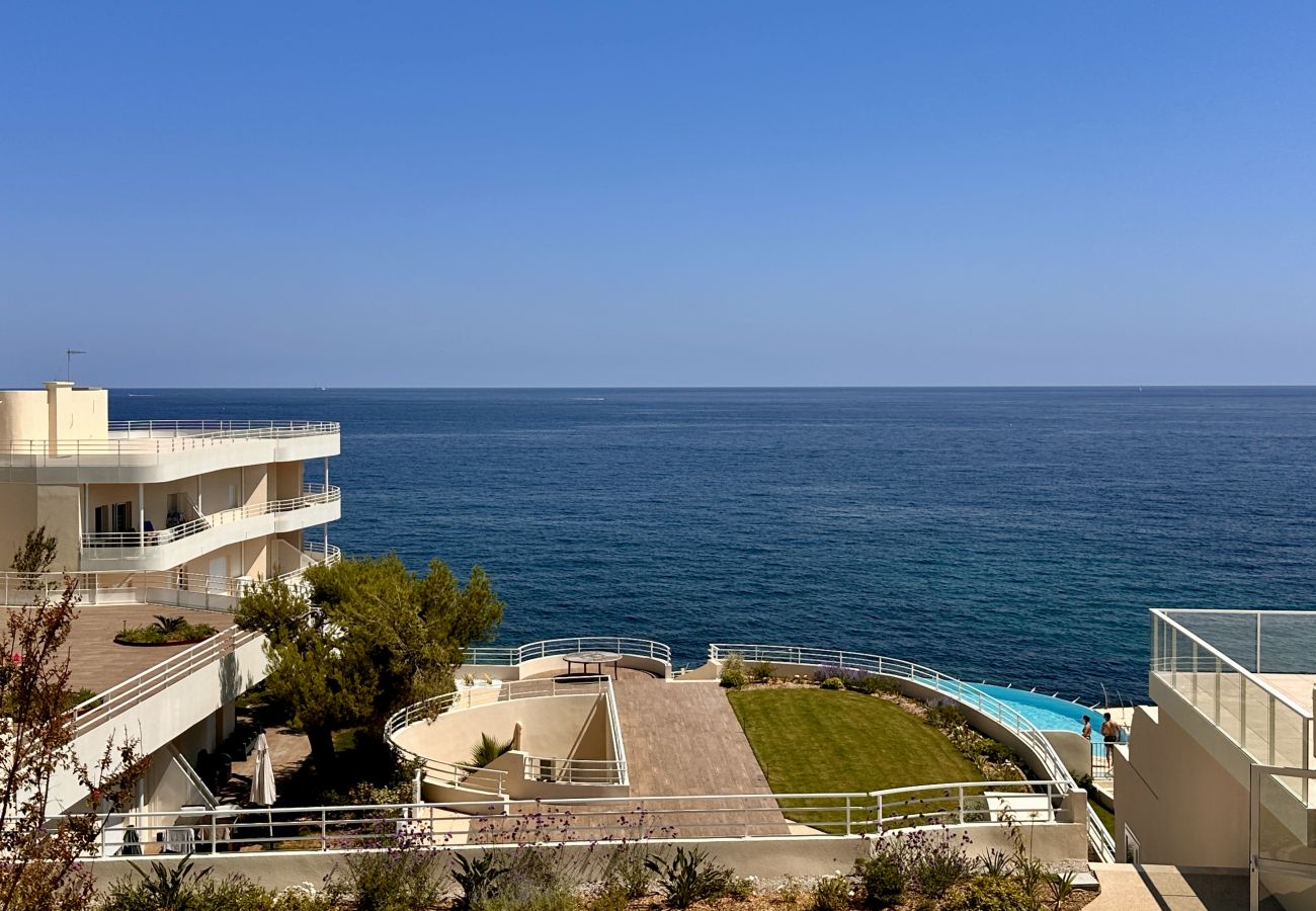 Appartement Cannes vue mer, pieds dans l'eau, piscine